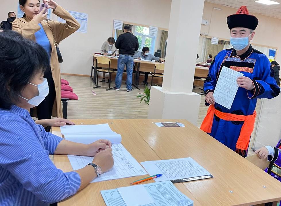 Фото В Улан-Удэ жители поселка Исток пришли на выборы главы региона в национальных костюмах