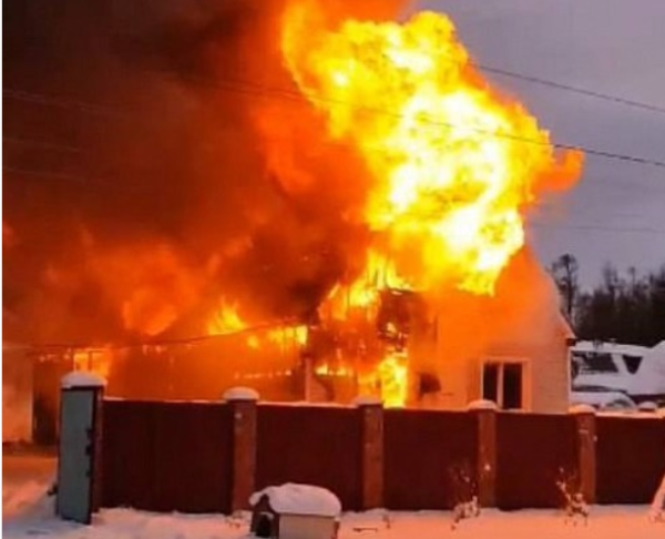 Фото Двухэтажный гостевой домик на Байкале уничтожил огонь