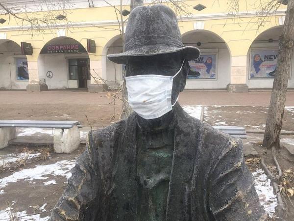 Фото Даже памятник в Улан-Удэ соблюдает масочный режим