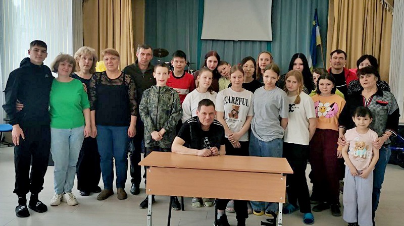 Фото В Бурятии боец СВО навестил родное учреждение и подарил воспитанникам велосипеды 