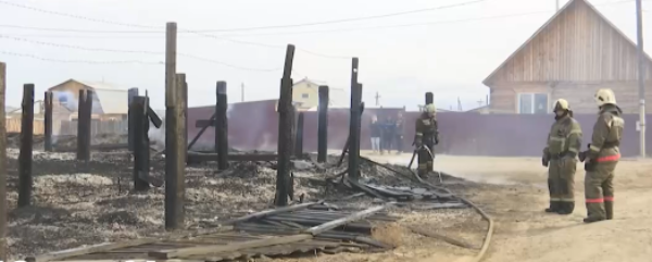 Фото Жители Улан-Удэ едва не стали погорельцами из-за пожара на пенопластовом заводе