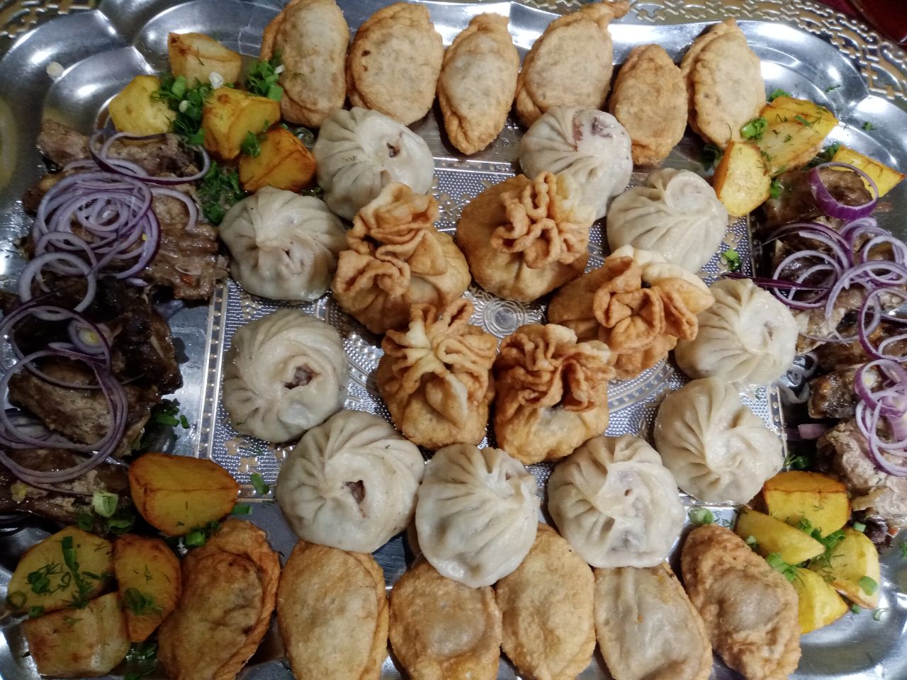 Фото В Иволгинском дацане в Бурятии прихожан кормят монгольскими хуушуурами