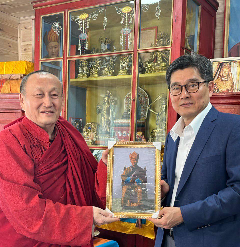Фото Побывавший в Бурятии посол Королевства Таиланд выразил благодарность главе Буддистов России