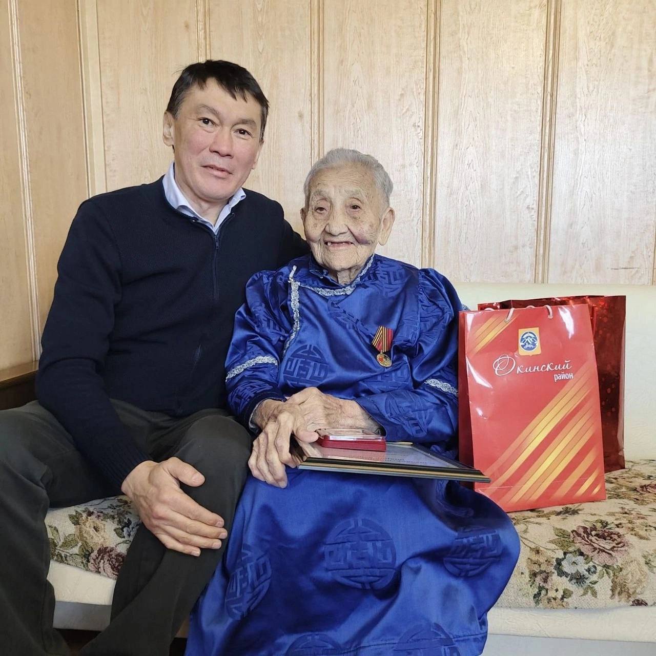 Фото Глава Окинского района Бурятии вручил юбилейную медаль труженице тыла