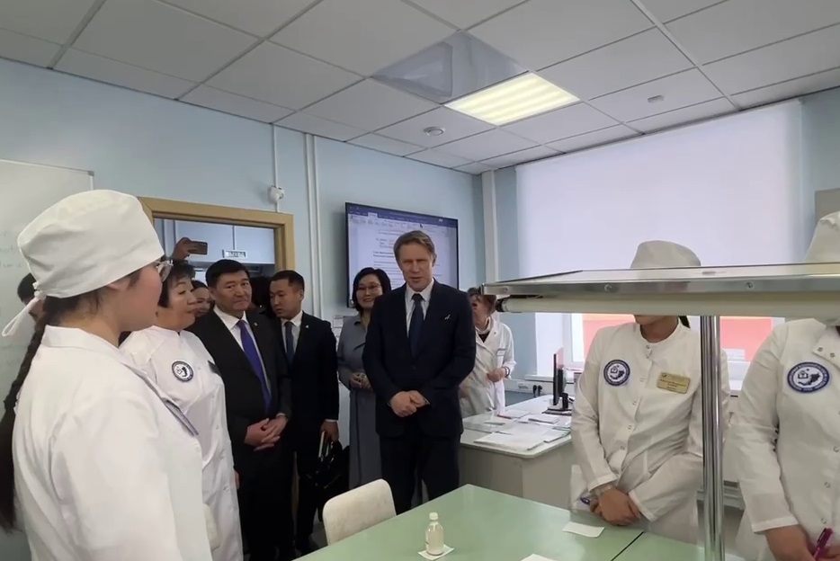 Фото В Бурятии министры здравоохранения России и Монголии посетили медицинский колледж имени Э.А. Раднаева