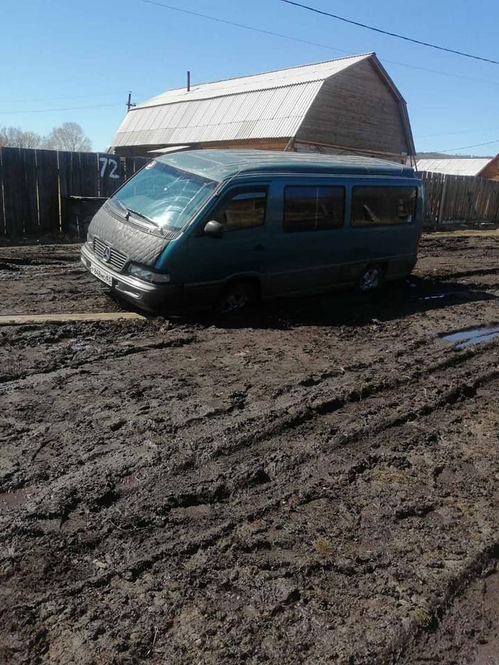 Фото В селе Бурятии засыпали шлаком размытую дорогу. Но спасет ли шлак от наводнения?