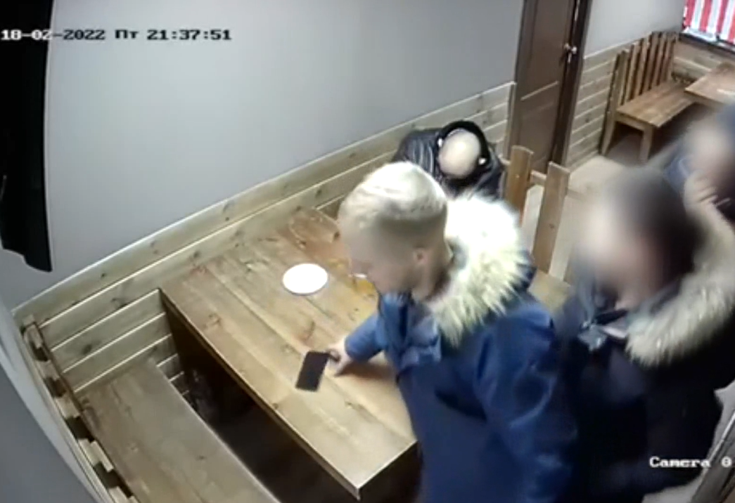 Фото В Улан-Удэ украли телефон у задремавшего в баре мужчины (ВИДЕО)