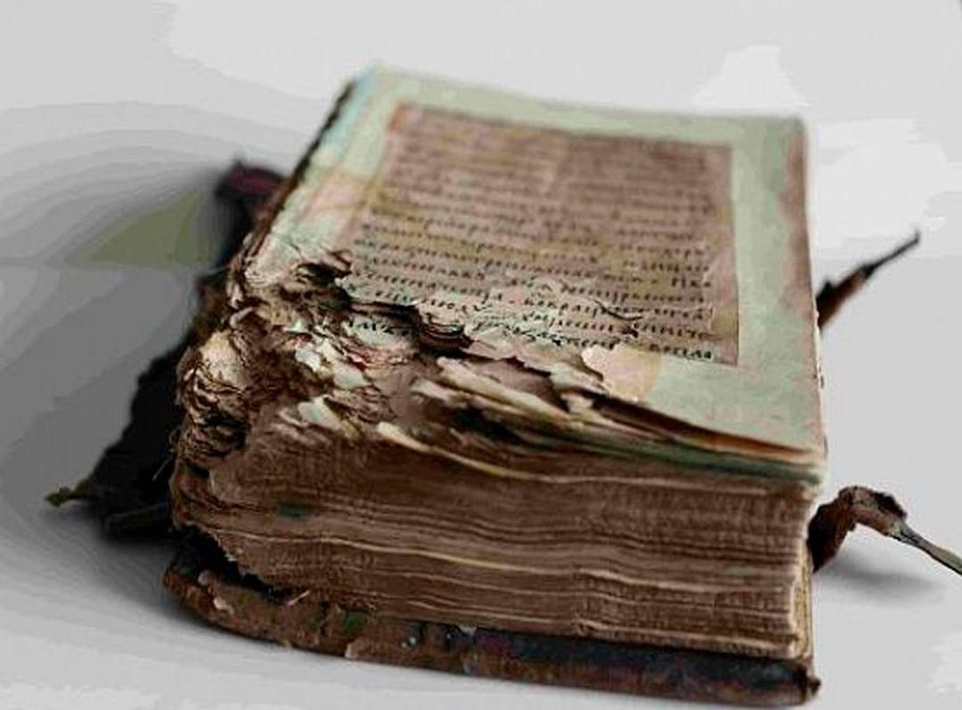 Фото В Национальной библиотеке Бурятии завершилась реставрация старопечатной книги XVI века