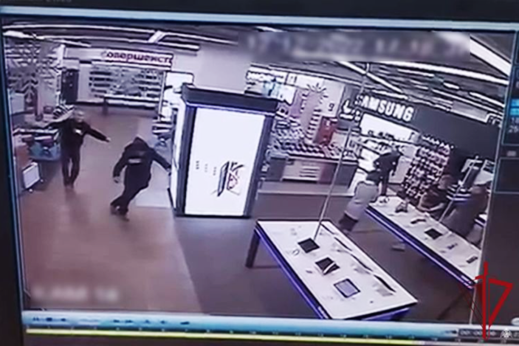 Фото В Улан-Удэ мужчина бросил дорогой телефон, убегая от охраны в магазине