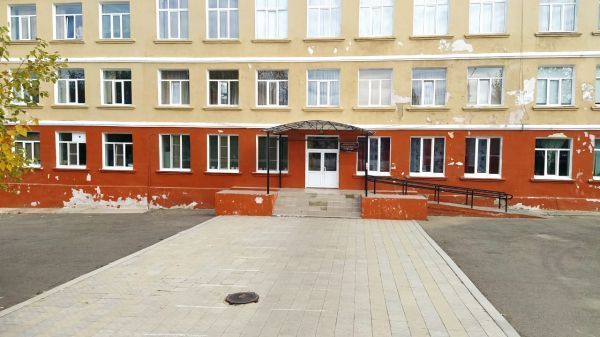 Фото В Бурятии общественники обвинили в халатности лиц, принимавших капремонт в гимназии Гусиноозерска (ФОТО)