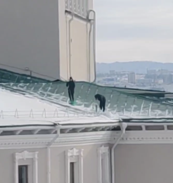 Фото Напуганные штрафами, организации Улан-Удэ в срочном порядке начали чистить крыши