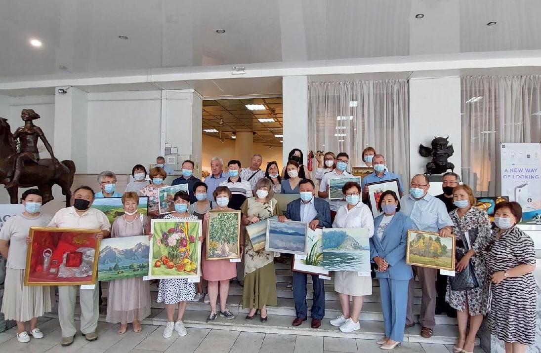 В Бурятии художники подарили 20 своих работ врачам ковидных госпиталей 