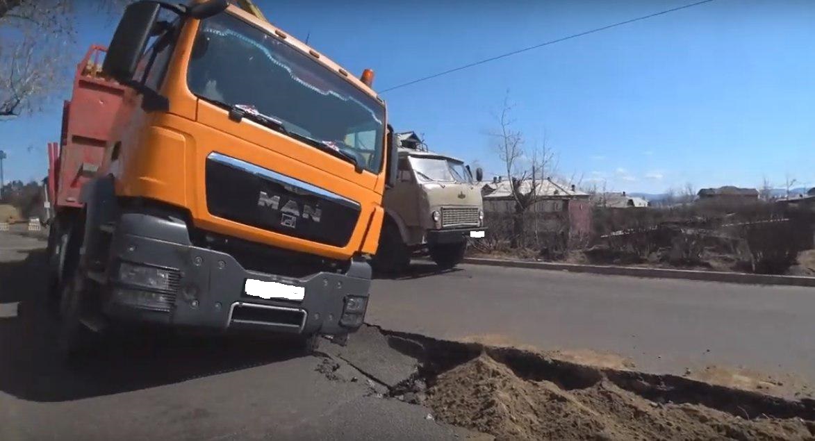 Фото В Улан-Удэ грузовик провалился под асфальт( видео)