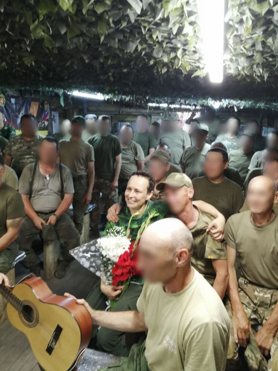 Фото Российская рок-звезда выступила перед бурятскими военными в зоне СВО