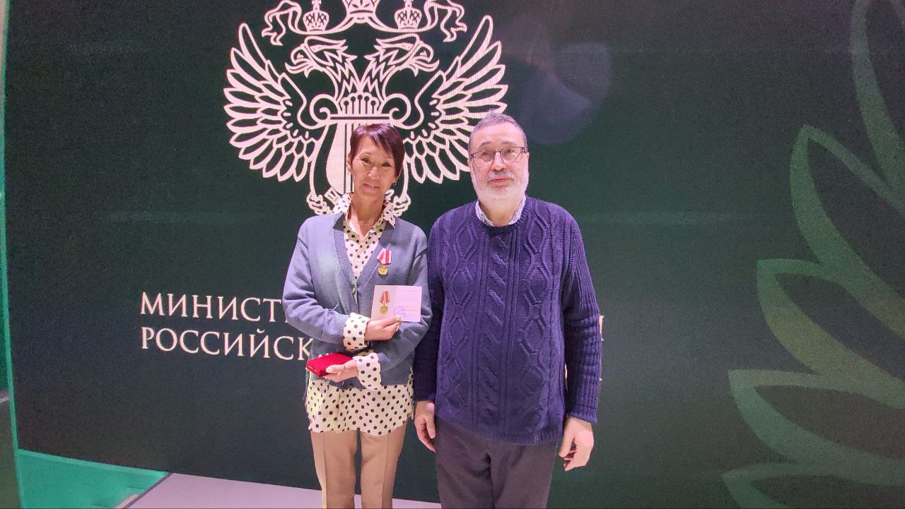 Фото Известный в России искусствовед вручил высокую награду директору цирка Бурятии
