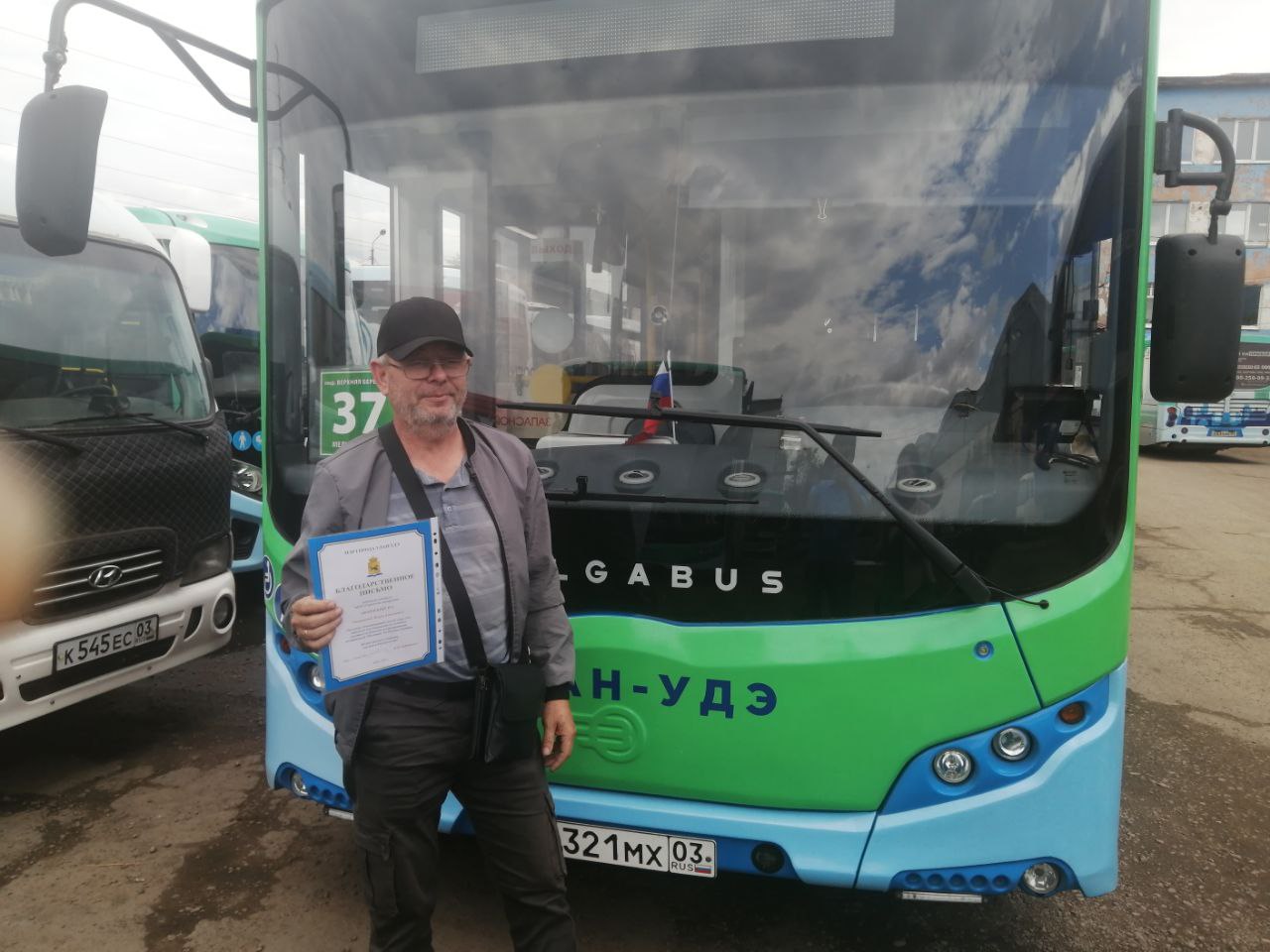 Фото В Улан-Удэ водитель получил благодарственное письмо мэра  