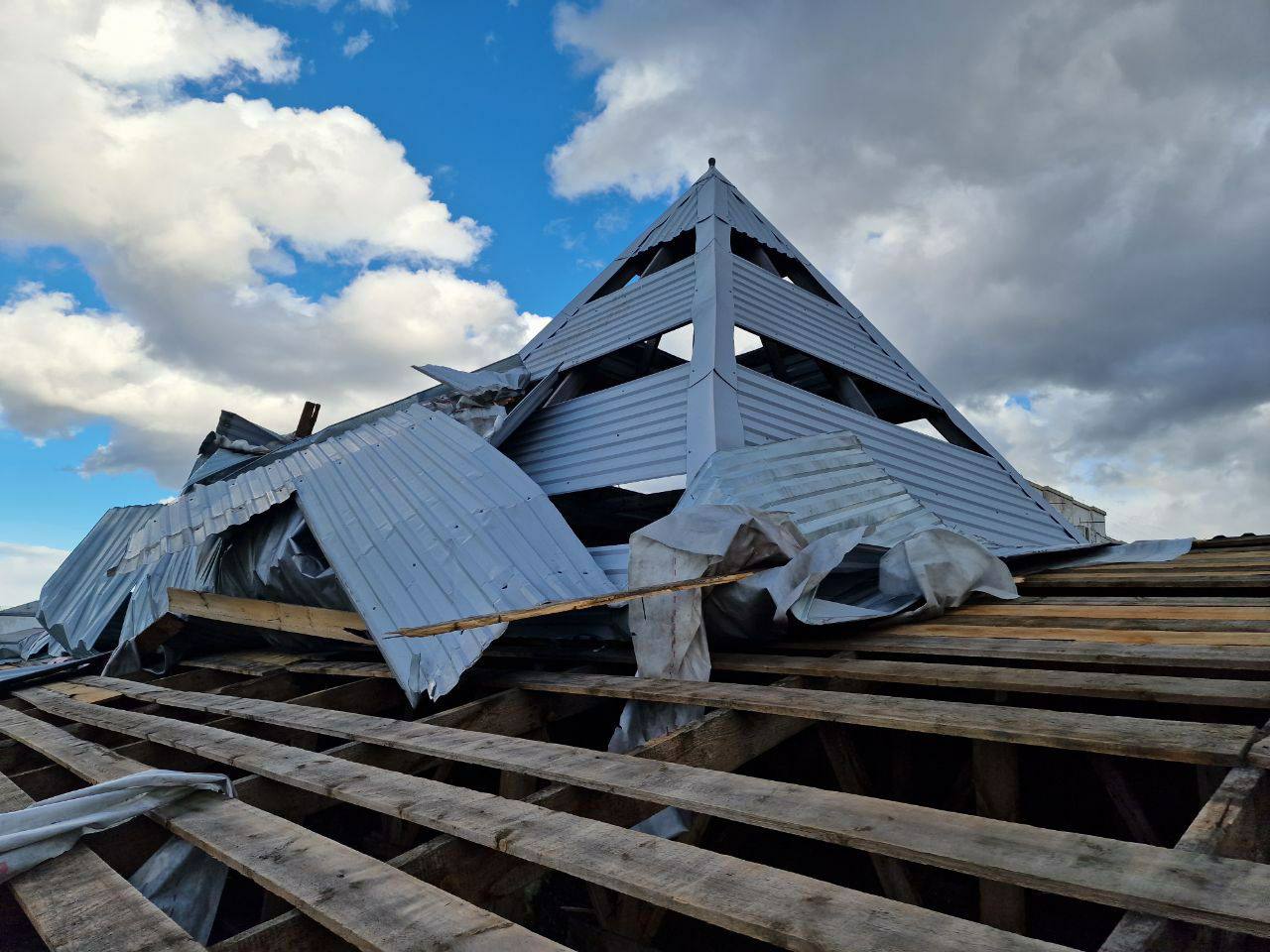 Фото В Улан-Удэ сильный ветер разрушил крышу Республиканского перинатального центра