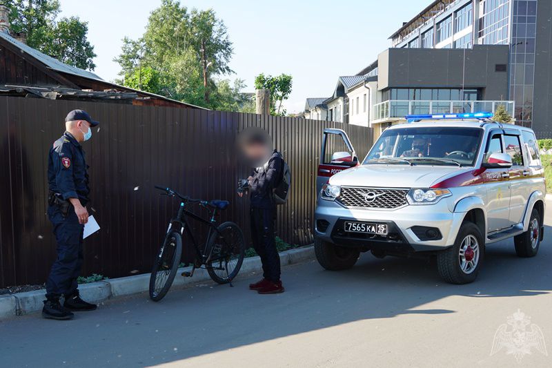 Фото В Улан-Удэ подростки ограбили квартиру, сломав окно на втором этаже