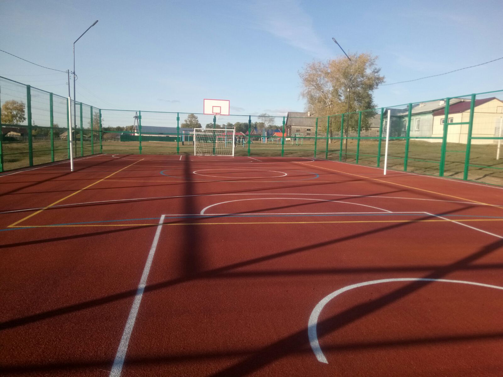 Фото В Горячинске построили современную спортивную площадку для детей