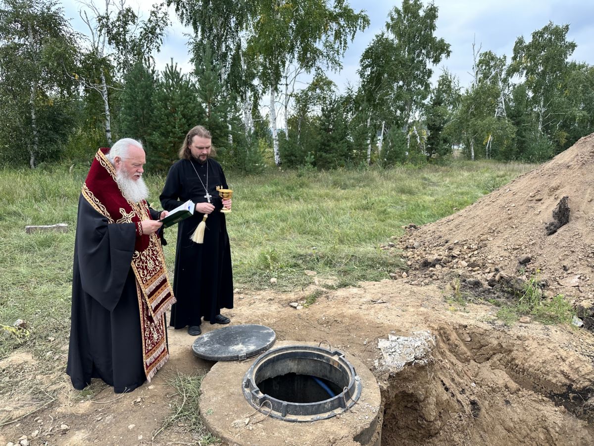 В Улан-Удэ митрополит Иосиф освятил скважину глубиной 212 метров - Общество  - Новая Бурятия