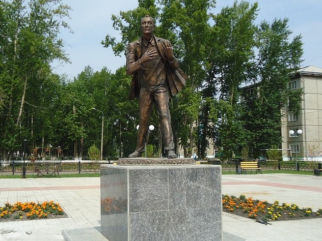 Фото В Иркутской области установили первый памятник Евгению Евтушенко