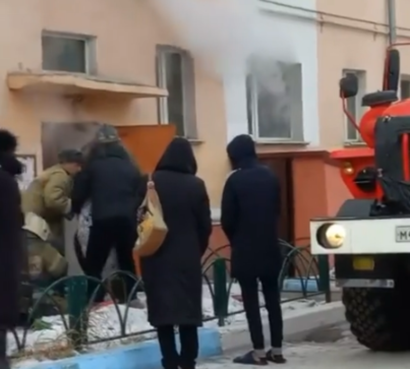 Фото В Улан-Удэ пожарные спасли из огня бабушку