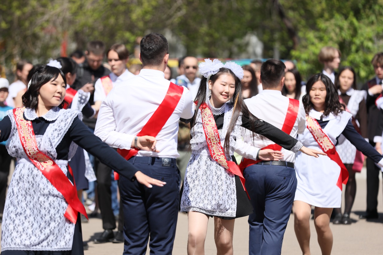 Фото Игорь Шутенков поздравил выпускников: «От вас зависит наше будущее!»