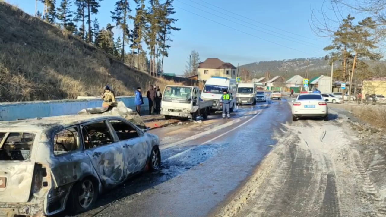 Фото В Улан-Удэ автомобиль сгорел после ДТП