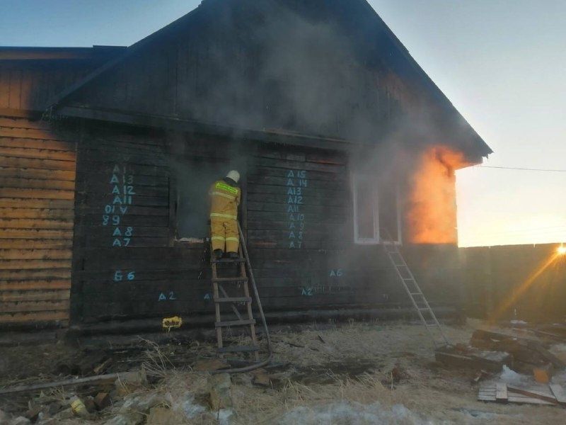 Фото Житель Бурятии едва не погиб в горящем доме