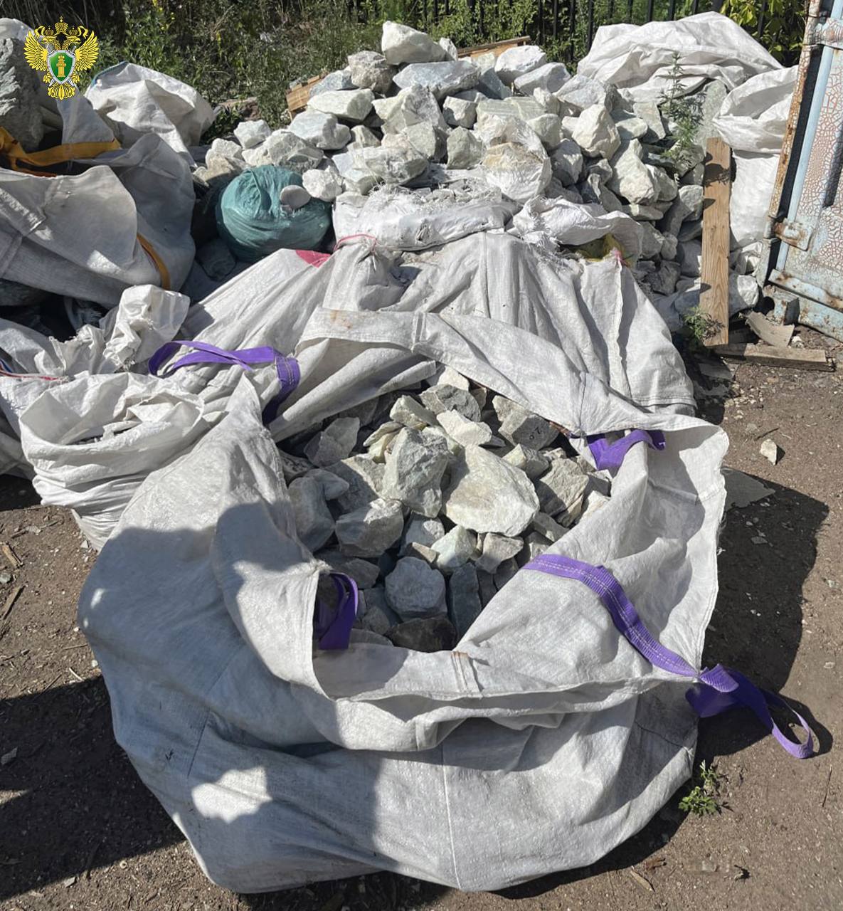 Фото Жительница Бурятия прятала у себя во дворе почти пять тонн нефрита