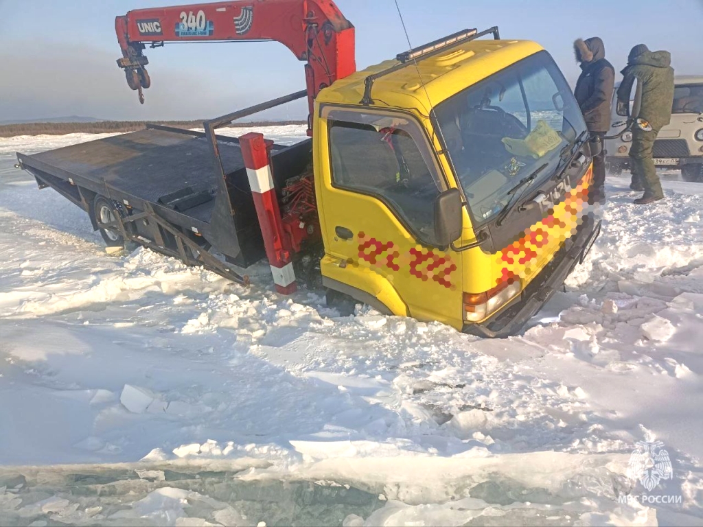 Фото В Бурятии эвакуатор провалился в трещину на льду Байкала