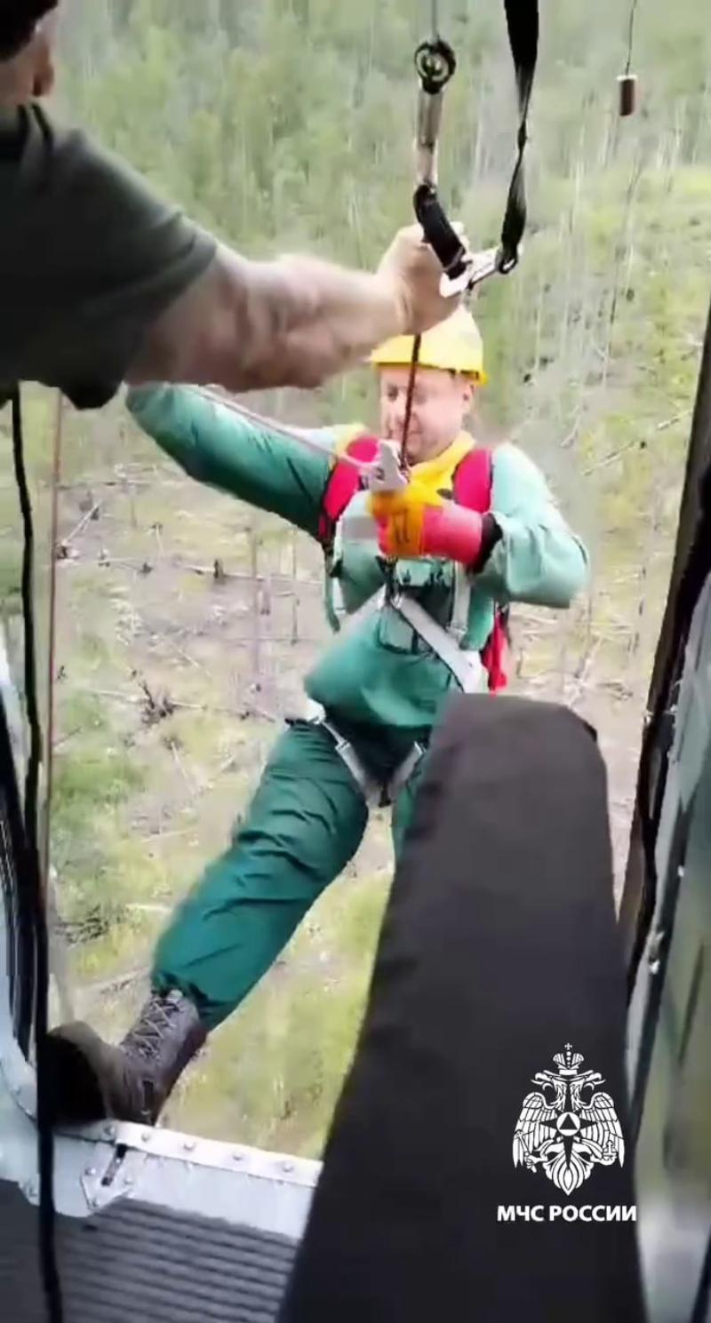 Фото В МЧС показали переброску пожарных в горящие леса Бурятии