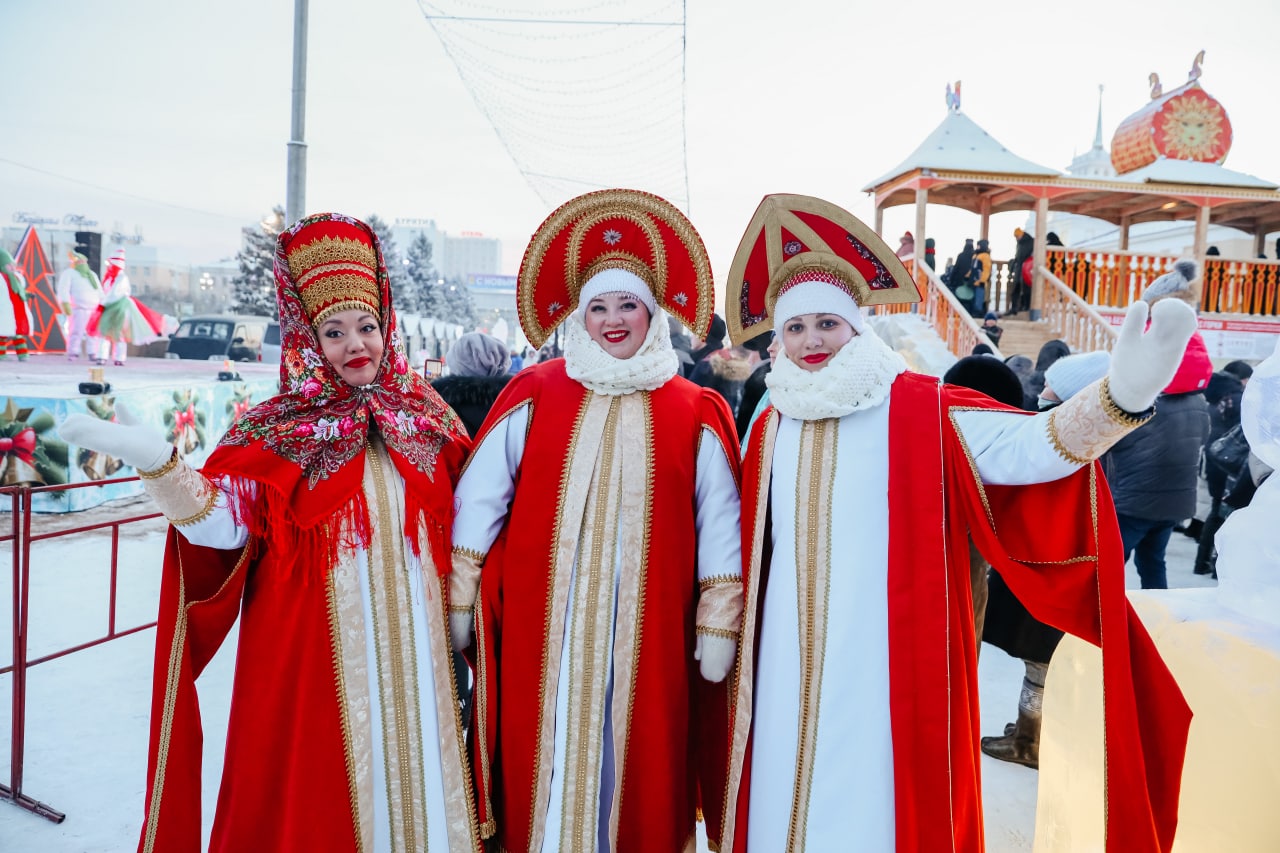 Какой праздник в улан удэ. Бурятский новый год. Городская елка гуляния. Елка Улан Удэ 2023. С наступающим бурятским новым годом.