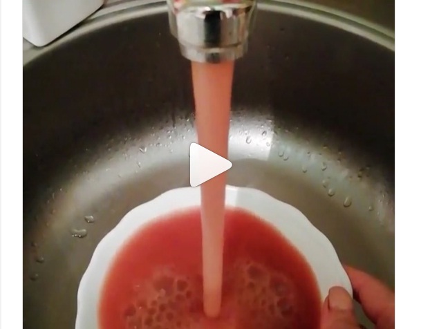 Вода красная кран. Ржавая вода из крана. Розовая вода из под крана.
