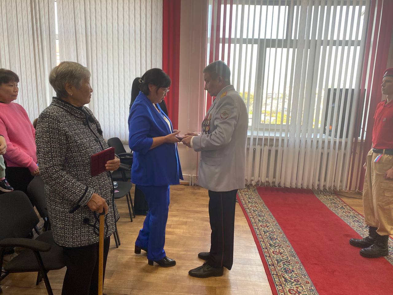 Фото В Улан-Удэ родным погибших бойцов на СВО вручили ордена Мужества