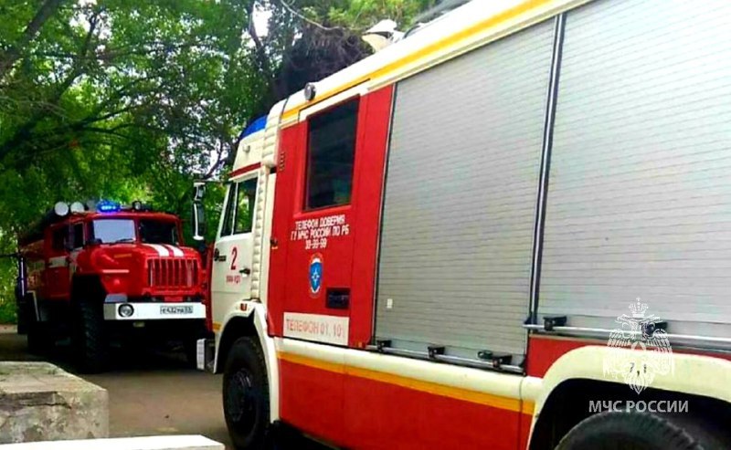 Фото Из горящей улан-удэнской пятиэтажки спасатели эвакуировали девять человек