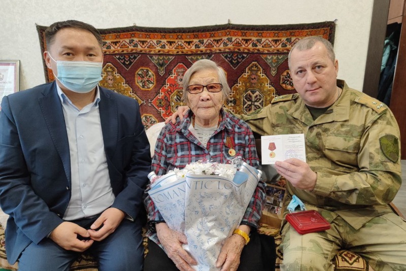 Фото В Улан-Удэ труженице тыла вручили юбилейную медаль 