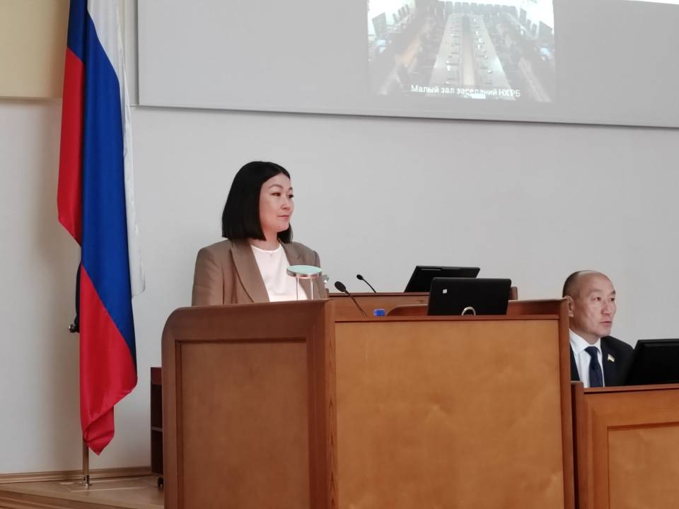 Фото На пост зампреда комитета по финансам Народного Хурала избрана Инна Ивахинова