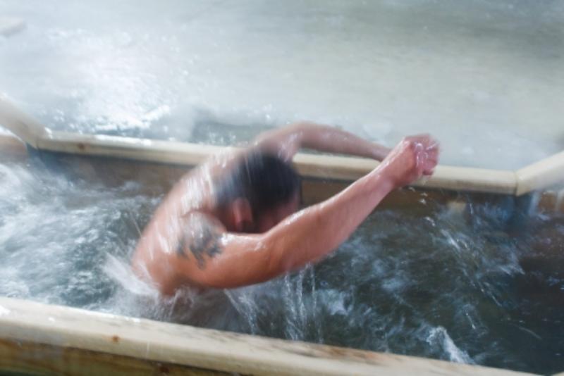 Фото Жителей Бурятии предупредили о противопоказаниях для купания в проруби