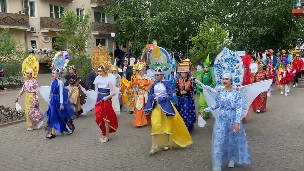 Фото В центре Улан-Удэ прошло карнавальное шествие (ВИДЕО)