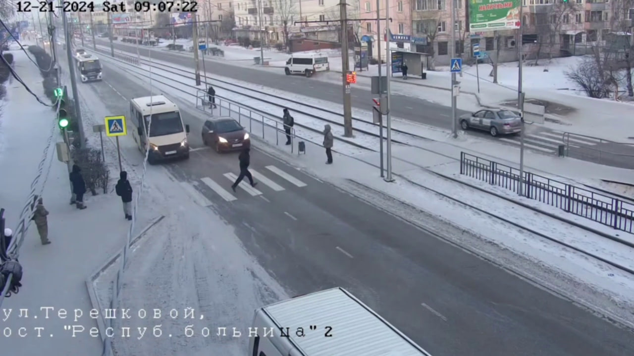Фото В Улан-Удэ сбили мужчину, переходившего дорогу на красный свет