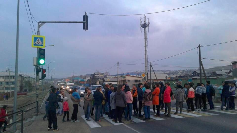 Фото Улан-удэнцы устроили стихийный митинг на месте гибели первоклассника под колесами фуры