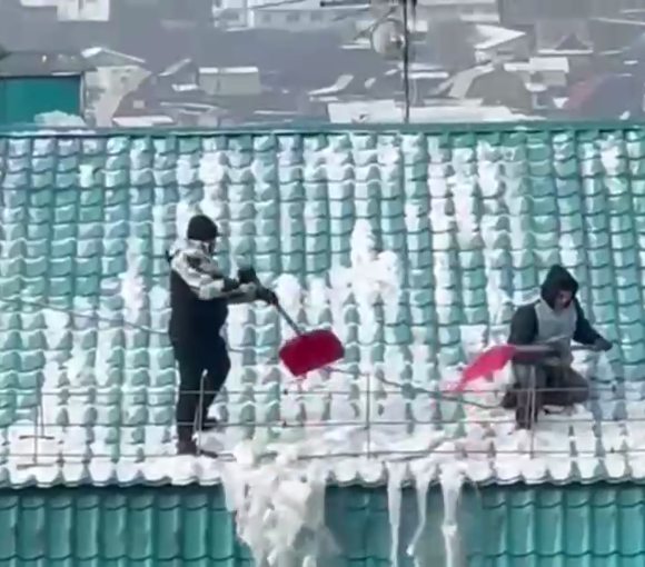 Фото В Улан-Удэ двое мужчин на свой страх и риск расчистили снег с крыши 