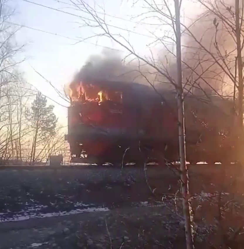 Фото На севере Бурятии полыхнул тепловоз