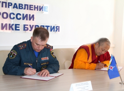 Фото В Бурятии МЧС и буддисты подписали соглашение о сотрудничестве