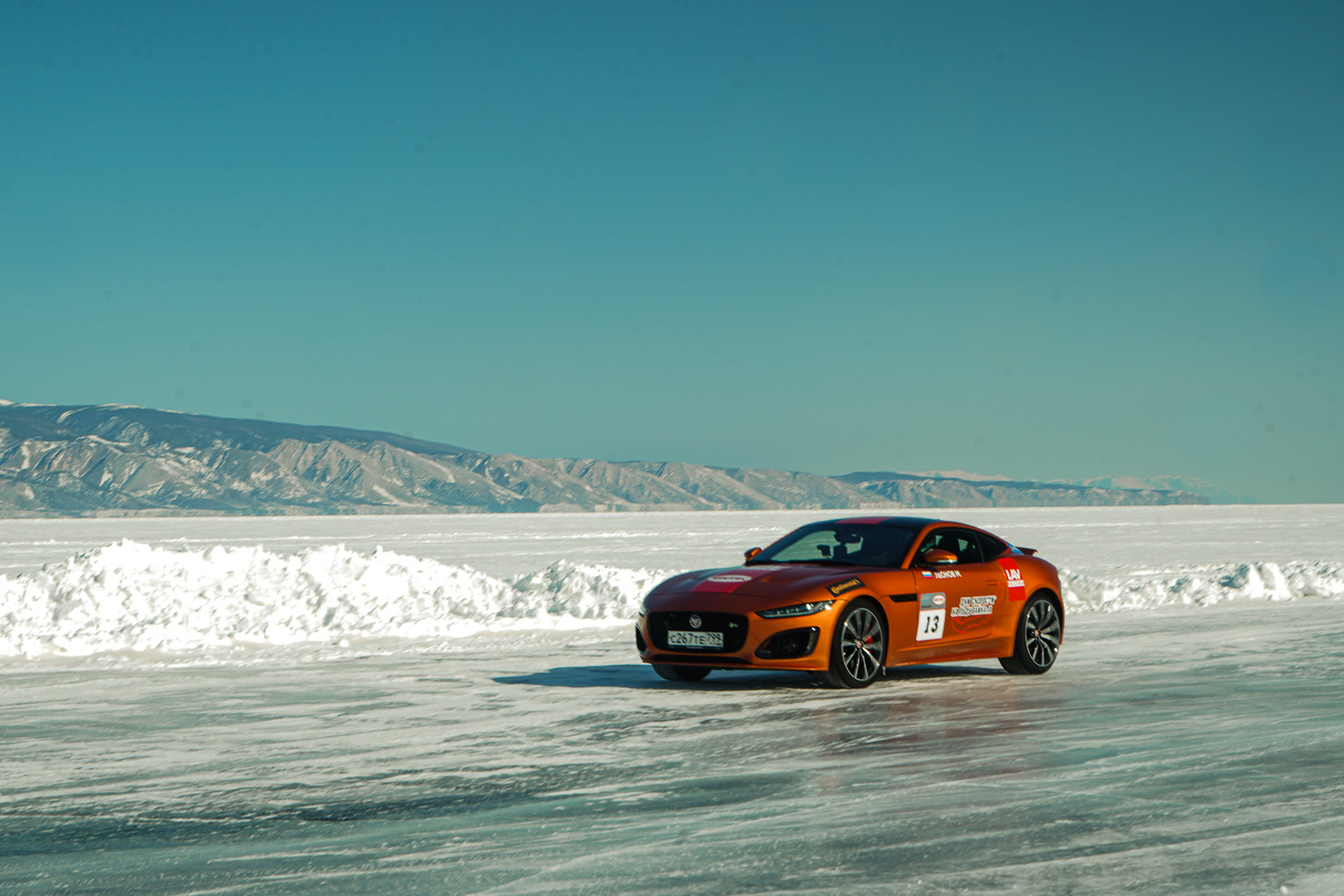 Фото Спорткар Jaguar установил скоростной рекорд на льду Байкала (ФОТО)