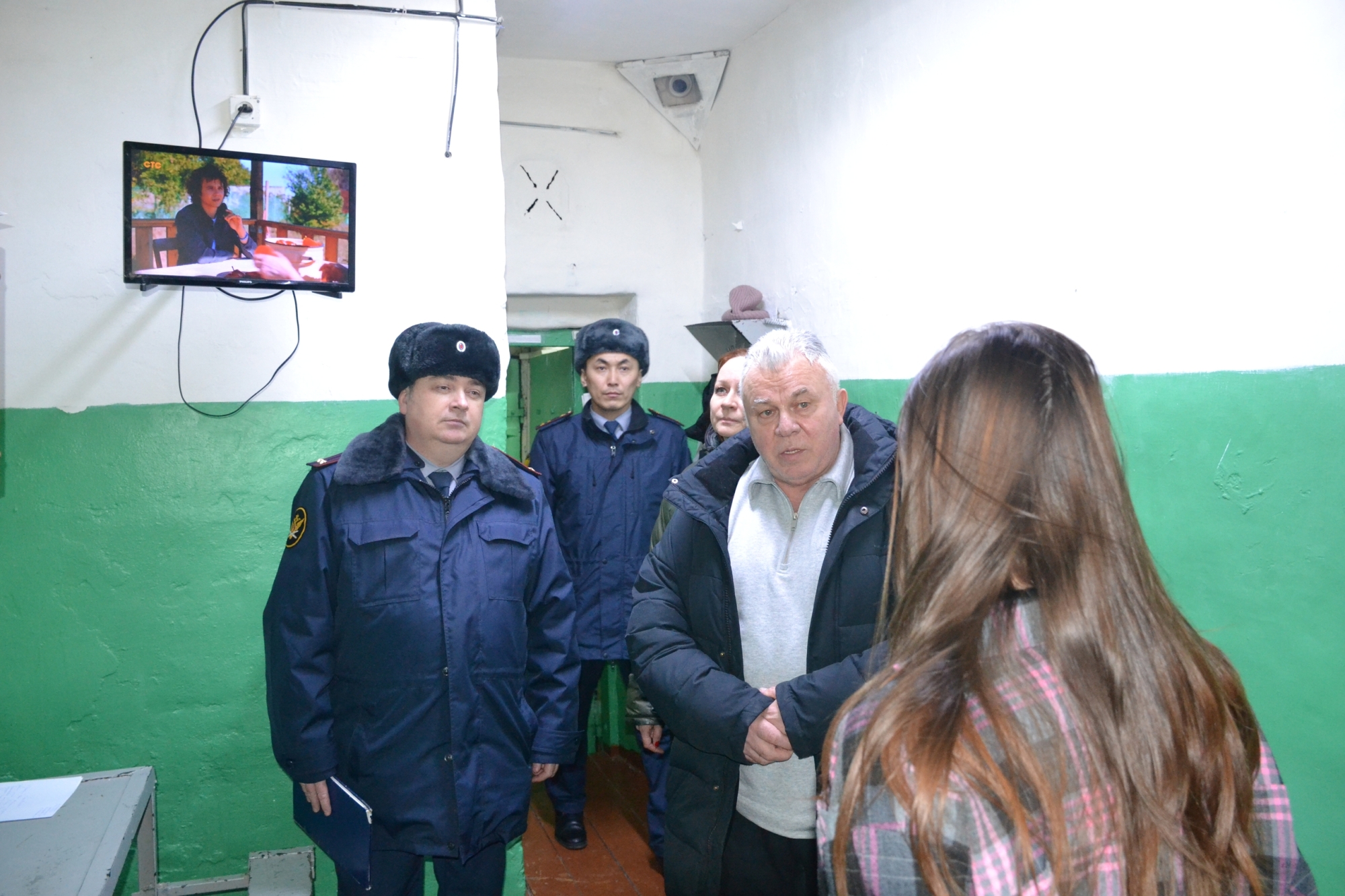 Фото Члены ОНК Бурятии передали для несовершеннолетних подозреваемых, обвиняемых и осужденных спортивный инвентарь 