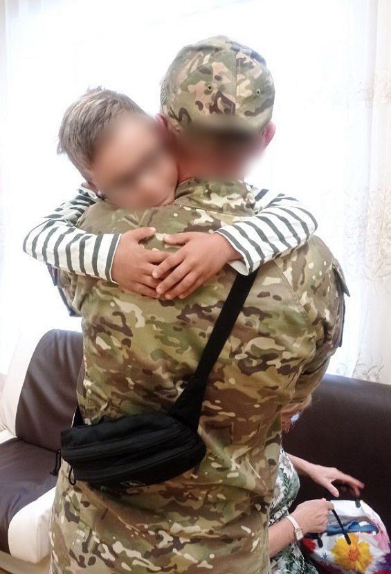 Фото Участник СВО забрал троих сыновей из дома ребенка в Бурятии