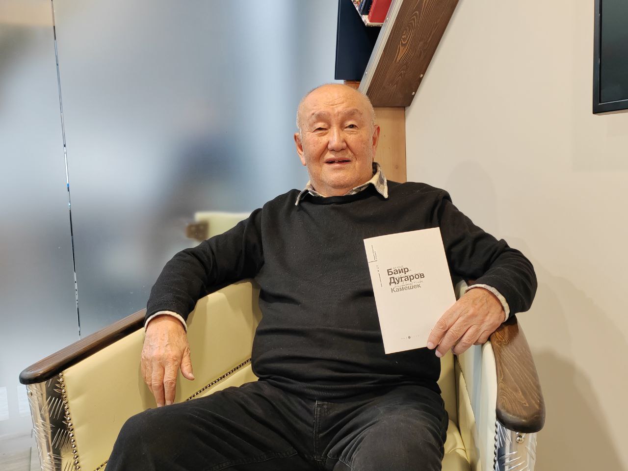 Фото Известный поэт Бурятии издал книжку коротких и фигурных стихов 