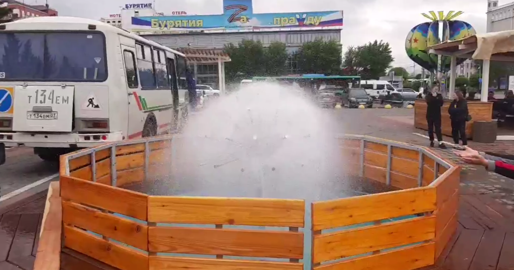 Фото На площади Советов в Улан-Удэ устанавливают фонтан